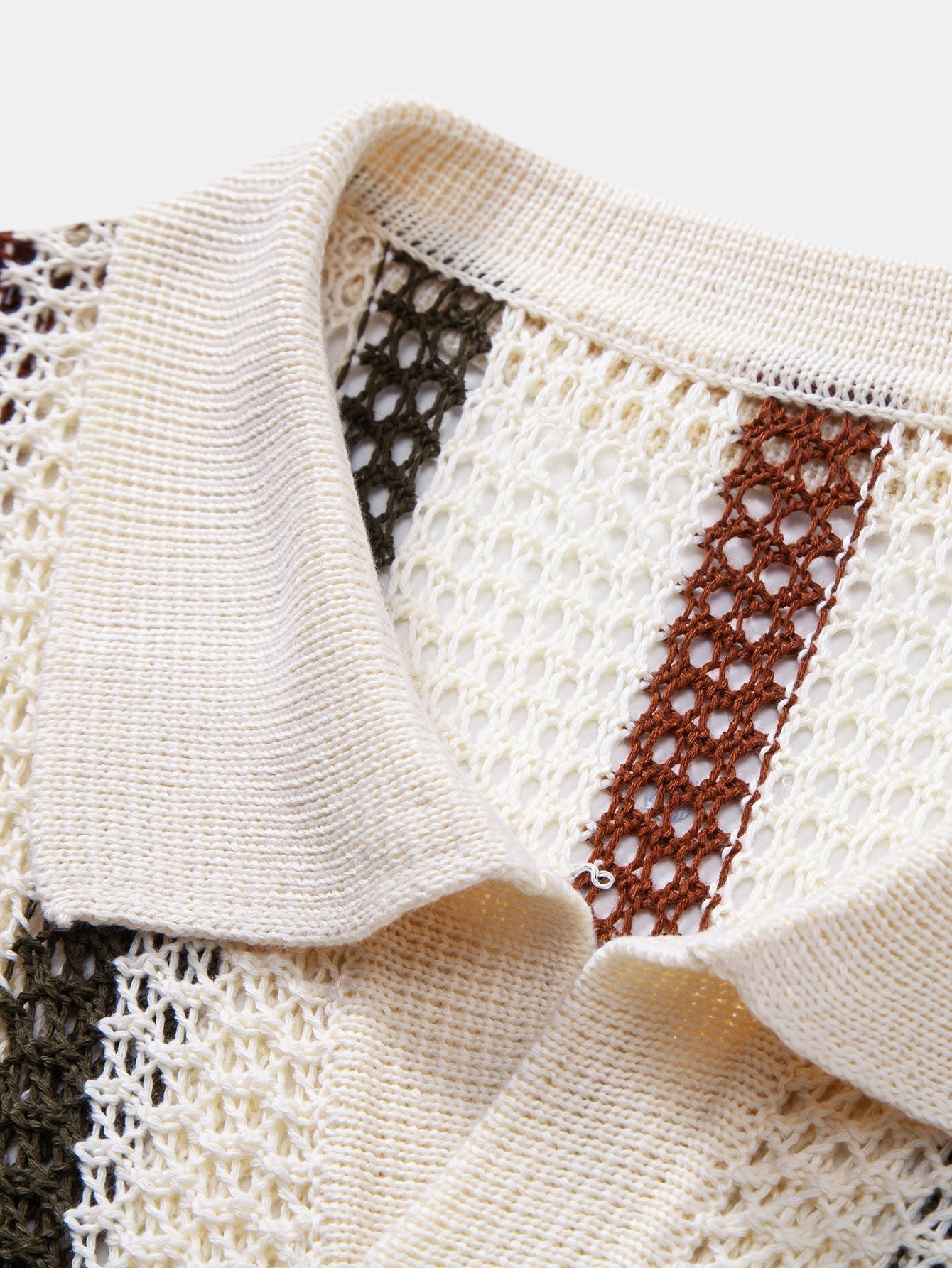 POLO À COL V RAYÉ AU CROCHET