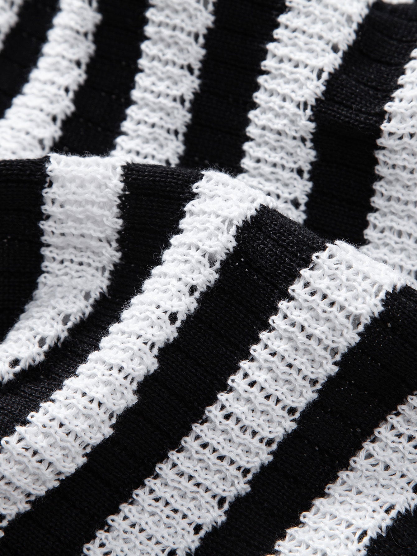 CHEMISE À ÉPAULES DÉGRADÉES ET RAYURES AU CROCHET & PANTALONS EN LIN À JAMBE DROITE