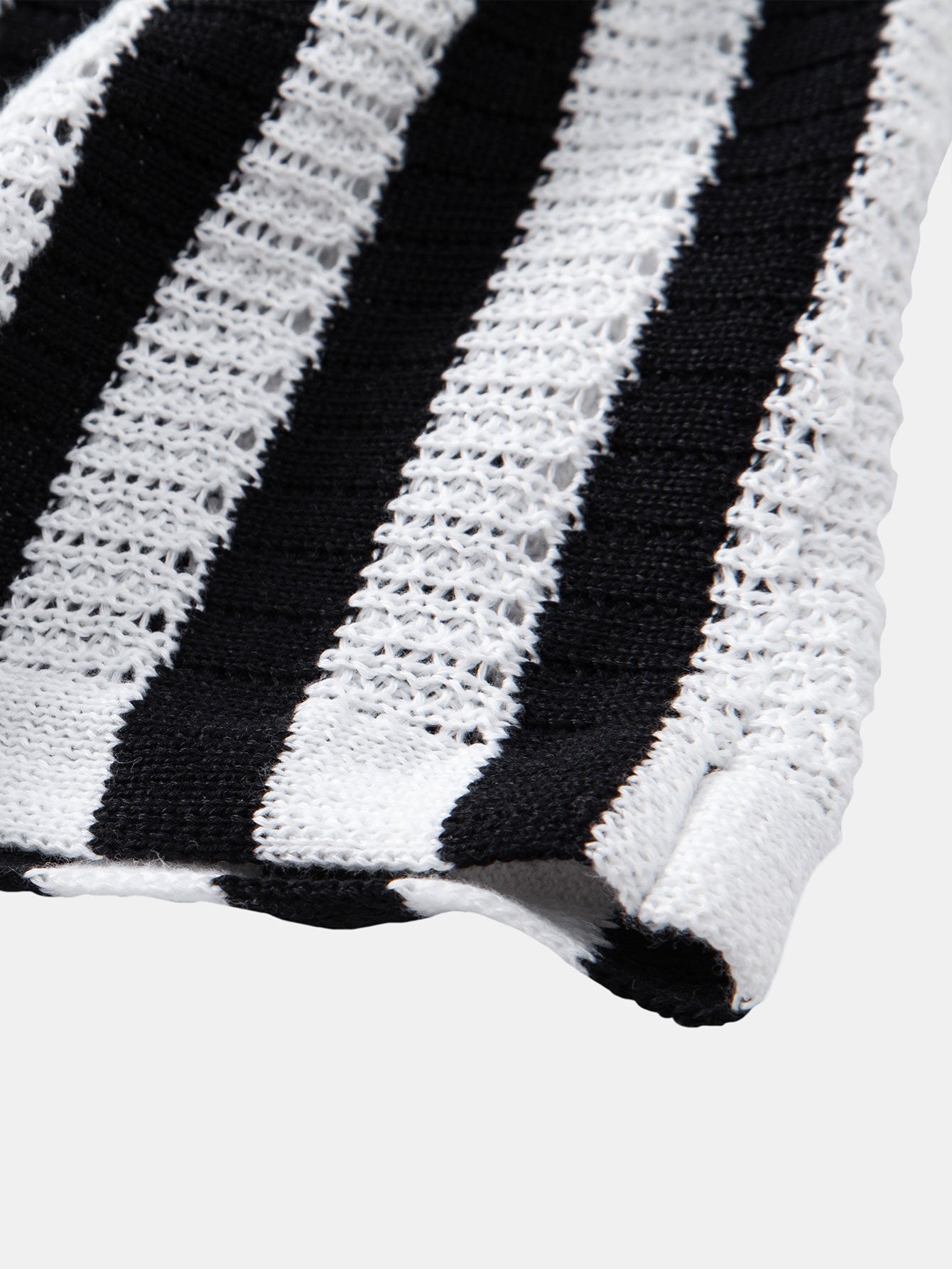 CHEMISE À ÉPAULES DÉGRADÉES ET RAYURES AU CROCHET & PANTALONS EN LIN À JAMBE DROITE