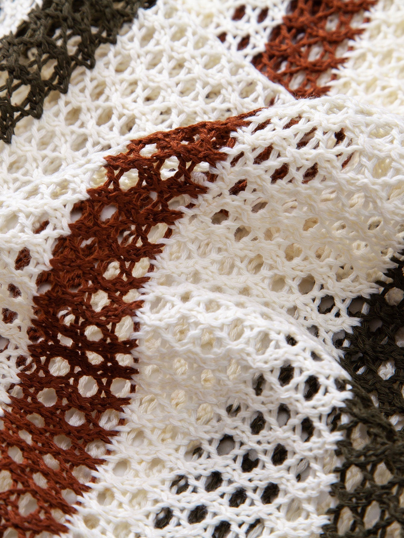 POLO AU CROCHET & PANTALONS EN LIN DROITS